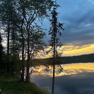 Lapin järvimaisema auringonlaskussa